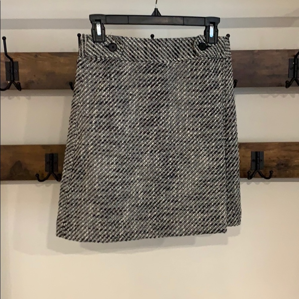 Loft work skirt black/white textured pattern!